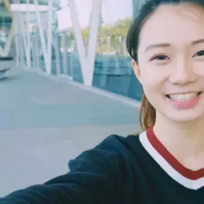 Stalker-Angriff: Die Spiegelungen in ihren Augen auf einem Selfie verraten ihren Wohnort!