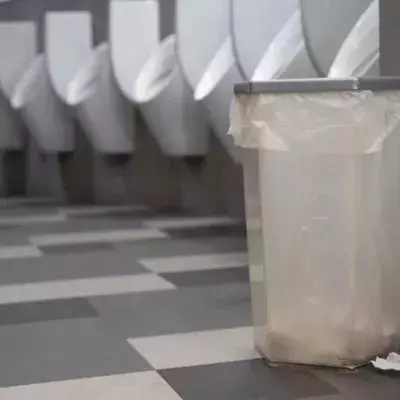 Mülleimer auf Männertoilette für menstruierende Männer