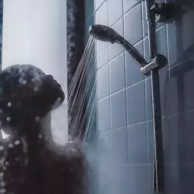 Welches Körperteil wäschst du zuerst unter der Dusche?