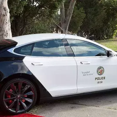 Polizei fährt Tesla bei einer Verfolgungsjagd
