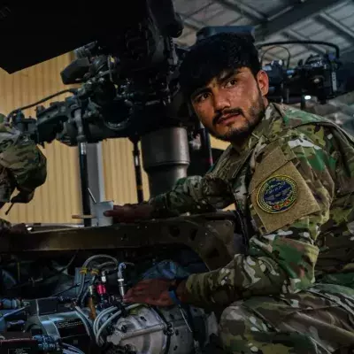 Soldaten arbeiten an einer UH-60 Blackhawk in Kabul, Afghanistan