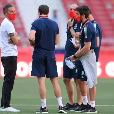 Spaniens Trainer  Luis Enrique mit Mitarbeitern