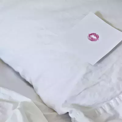 Als er die versteckte Nachricht in seinem Hotelbett entdeckt, wird ihm übel