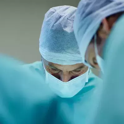 Ärzte stellen falsche Diagnose: Dann operieren sie die junge Frau 10 Mal!