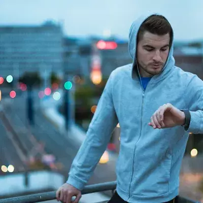 Ausgangssperre konnte diesen Mann nicht aufhalten: Er läuft einen Marathon auf seinem Balkon.