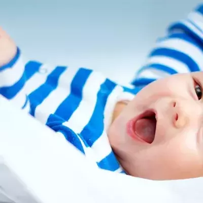 Babyjunge mit beneidenswertem Haar 