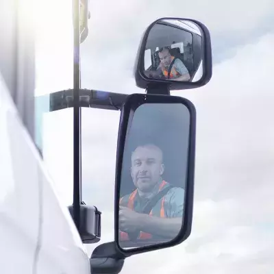 Blick in den Rückspiegel auf Autobahn: Als er das sieht, wendet er seinen LKW herum