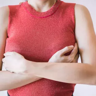 Brüste dieser Frau hören nicht zu wachsen auf: Dann bekommt sie richtig Angst