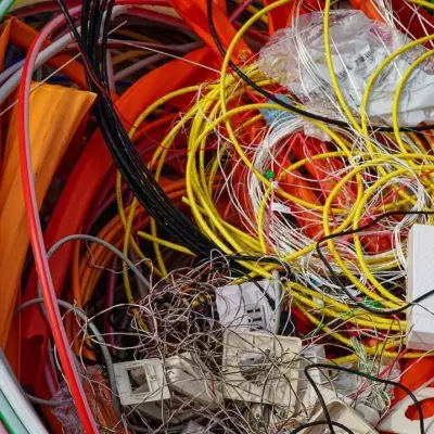 Bunter Elektroschrott liegt auf einem Haufen