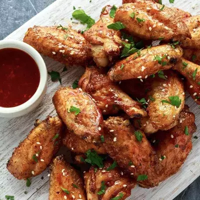 Chicken Wings: Eine unerwartete Beilage verdirbt Frau den Appetit