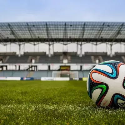 Das Fußballspiel wird spontan unterbrochen.