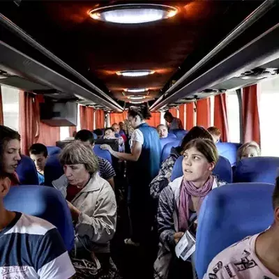 Im Bus sitzend erschreckt er sich, als er dieses Ekelteil in ihren Haaren entdeckt! (Video)
