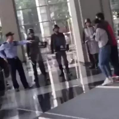 China: Mann befreit weibliche Geisel mit Judogriff