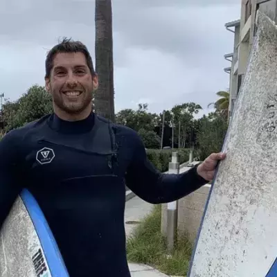 Der national qualifizierte Surfer sah vor Kurzem noch ganz anders aus!