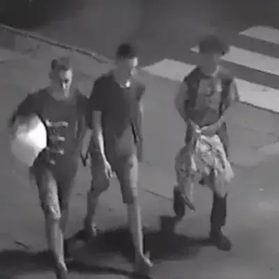 Die Jugendlichen treffen auf einen Obdachlosen