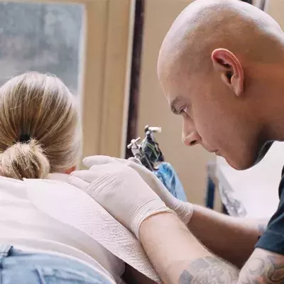 Diese Mutter ist schockiert, als ein Tattoo ihres toten Sohnes anders ausfällt als geplant