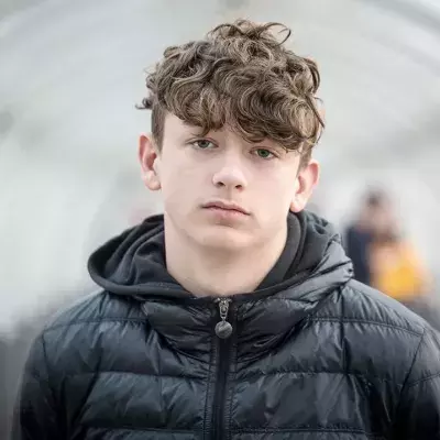 Dieser Mann ist im Körper eines Kindes gefangen, doch dann passiert ihm Erstaunliches