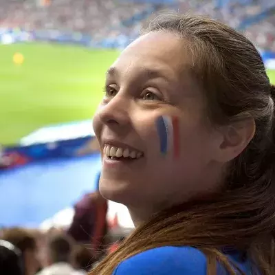 Dieser weibliche Fan will den Gegner irritieren. Doch hiermit geht sie zu weit!