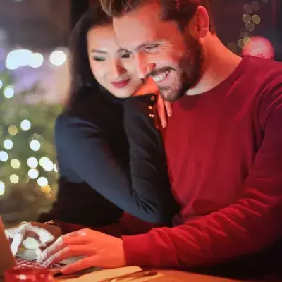 Ein Chef verteilt eine Prämie von einer Million Euro an seine Angestellten