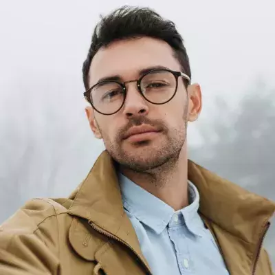 Ein junger Mann startet einen Aufruf auf TikTok, um neue Freunde zu finden. 