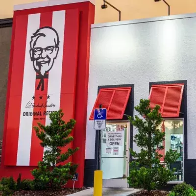 Ein Mann hört seine eigene Stimme, als er bei KFC bestellt. 