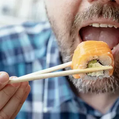 Ein Mann isst im Sushi-Restaurant: Dann passiert plötzlich eine heftige Veränderung mit seiner Hand