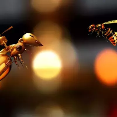 Eine echte Biene fliegt mit einer Roboter-Biene