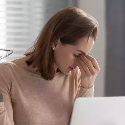Eine junge Frau leidet unter ungewöhnlichen Covid-Symptomen.