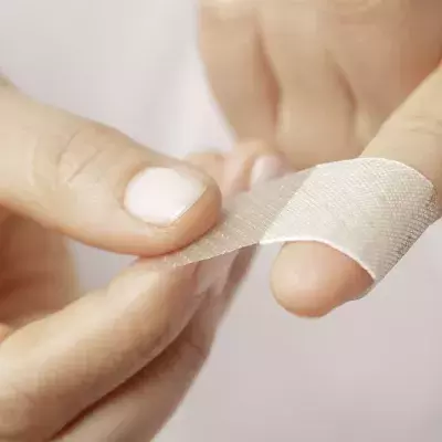 Eine Mutter schneidet sich am Papier: Mit den krassen Folgen rechnet sie nicht