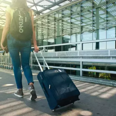 Eine Reisende kann nicht glauben, dass ihr vorgeschrieben wird, wie sie sich zu kleiden hat.