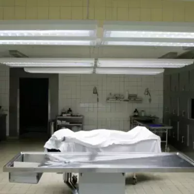 Er liegt bereits im Aufbahrungsraum – doch plötzlich atmet er wieder!