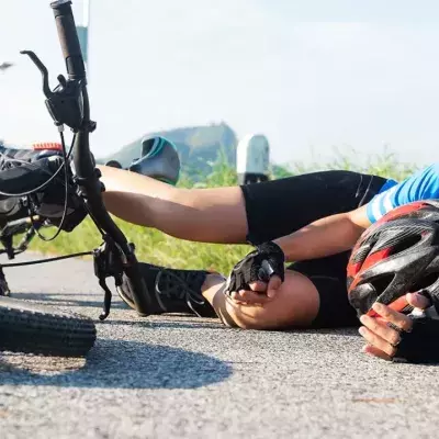 Fahrradunfall: 14-Jähriger rettet kleinen Bruder auf kluge Weise vor dem Verbluten