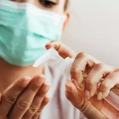 Frau geht bedenkenlos mit Desinfektionsgel um