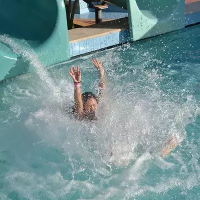 Frau hat Unfall auf der Wasserrutsche