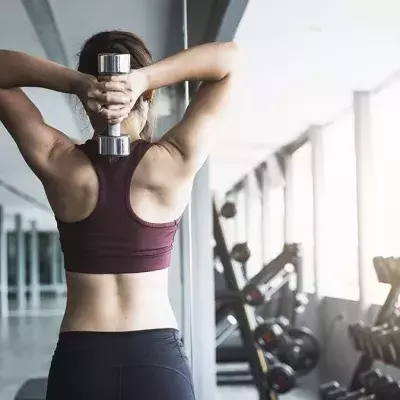 Frau trainiert im Gym
