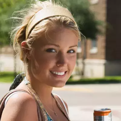 Frau trinkt 20 Red Bull pro Tag