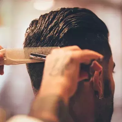 Friseur verteilt eigenartiges Geschenk