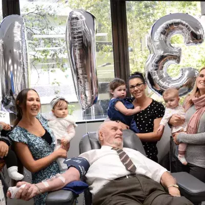 "Goldener Arm": Australier rettet mehr als 2 Millionen Babys
