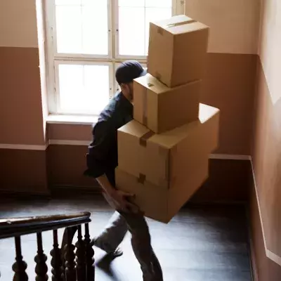Harte Black-Friday-Woche: DHL-Paketbote rastet bei der Lieferung aus