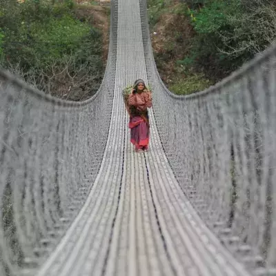 Helfer in Nepal riskieren ihr Leben, um Corona-Patienten zu helfen. 