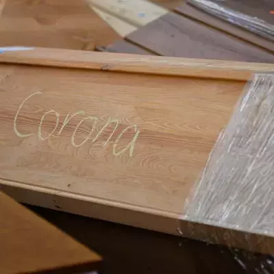Holzsärge stapeln sich im Krematorium in Meißen