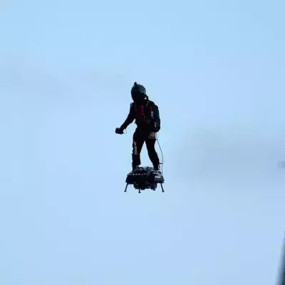 Jetpack-Flieger fliegt durch die Stadt