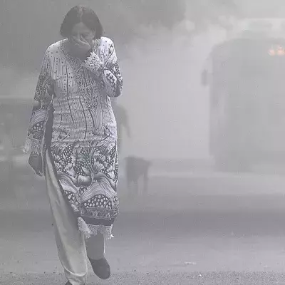 Junge Frau tritt in Nebel, dann krümmt sie sich vor Schmerzen