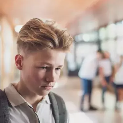 Junge will kranker Schwester helfen