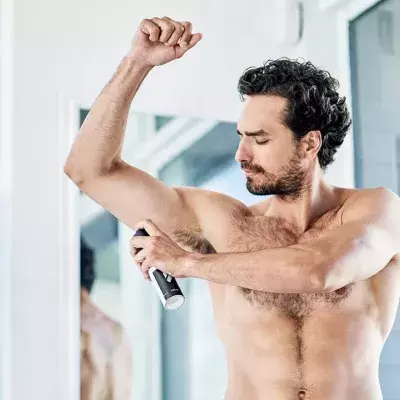 Junger Mann trägt Deospray auf: Dann explodiert das Hotelzimmer