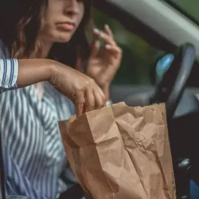 Kundin rastet bei McDonald's aus
