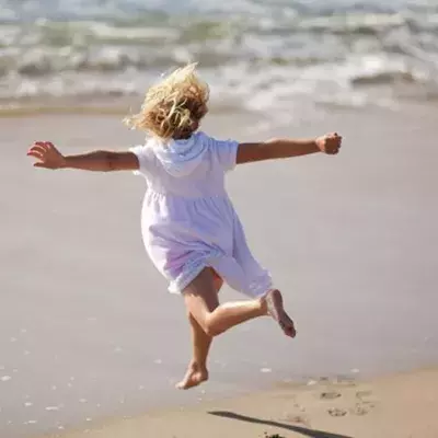 Mädchen verletzt sich am Strand mit schrecklichen Folgen