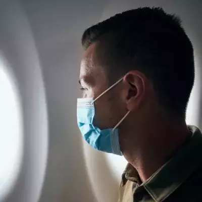 Mann benutzt Tanga als Mundschutz im Flugzeug