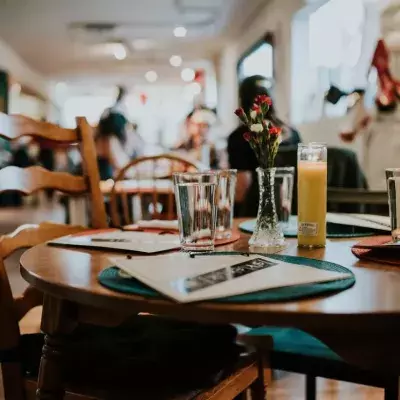 Mann findet unter Restaurant-Tisch Fußabdruck eines riesigen Dinosauriers