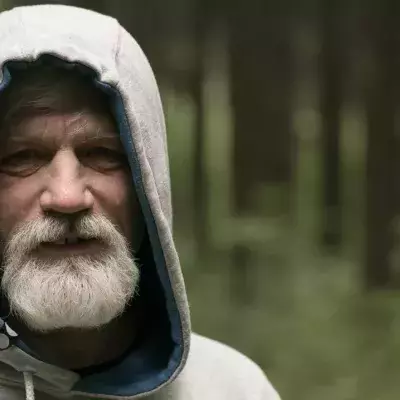 Mann flieht vor seiner Frau in den Wald